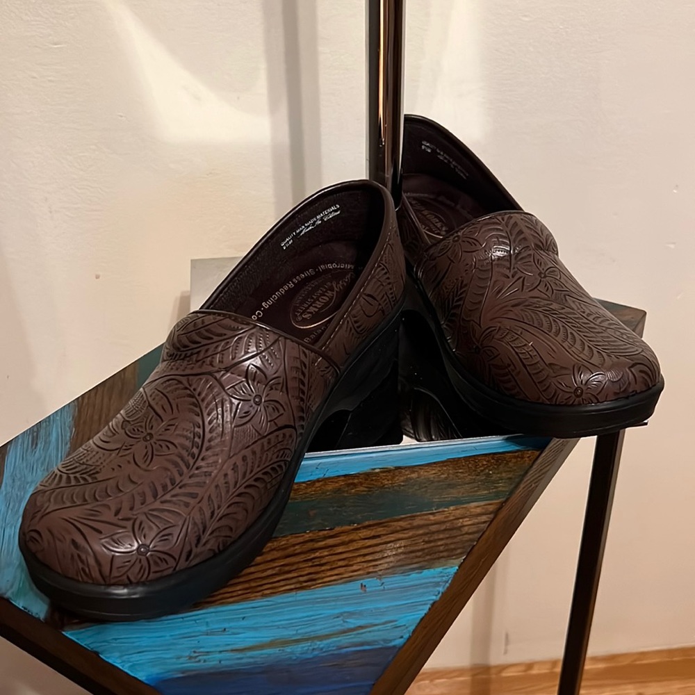 Easy works slip resistant stress reducing clog